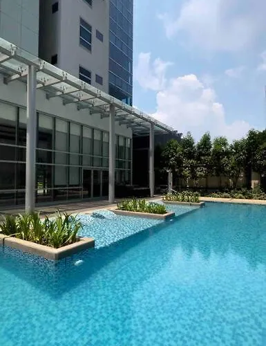 Tropical 1br Uptown Parksuites Bgc, 200mbps Smart Tv Apartment