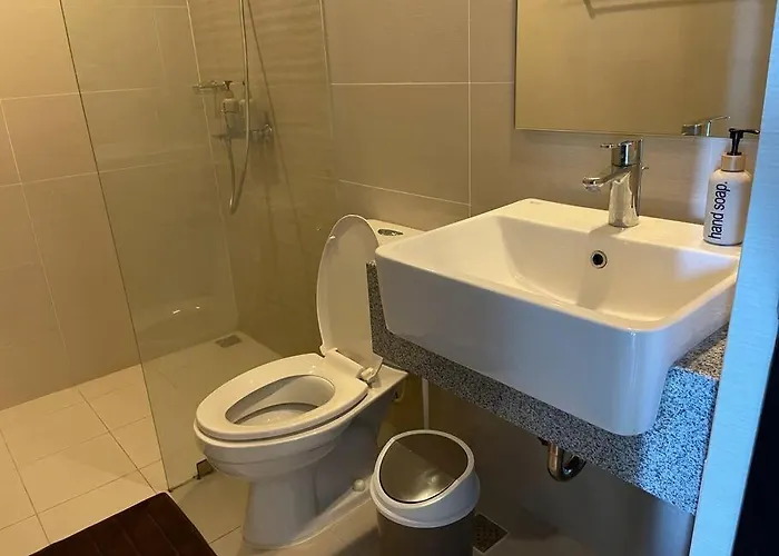 Tropical 1br Uptown Parksuites Bgc, 200mbps Smart Tv