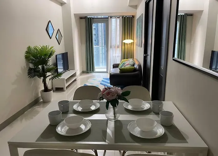 Tropical 1br Uptown Parksuites Bgc, 200mbps Smart Tv Apartment