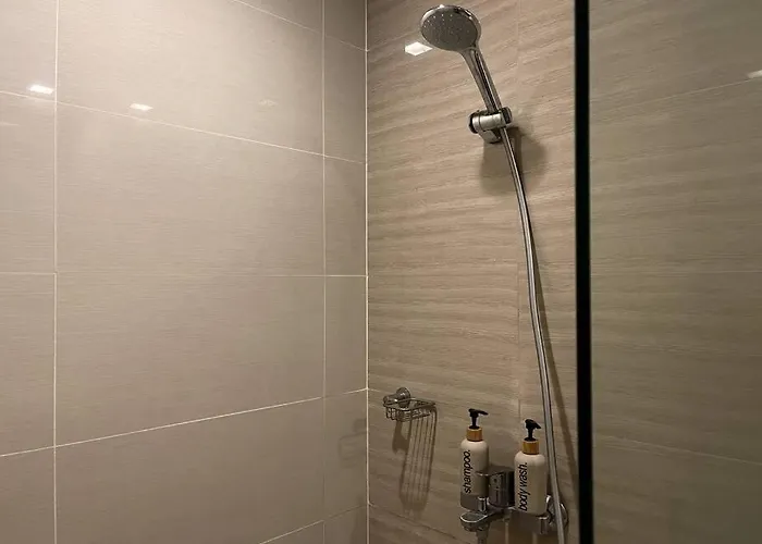 Tropical 1br Uptown Parksuites Bgc, 200mbps Smart Tv *