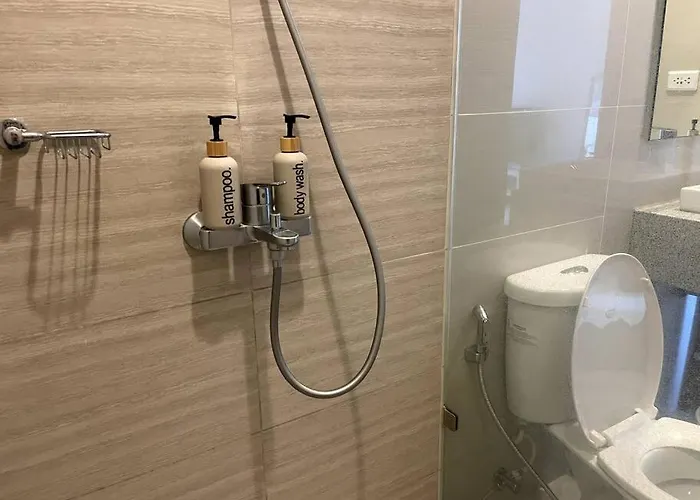 Tropical 1br Uptown Parksuites Bgc, 200mbps Smart Tv Manila