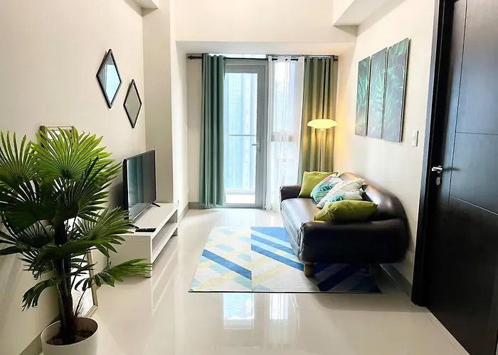 Tropical 1br Uptown Parksuites Bgc, 200mbps Smart Tv Apartment