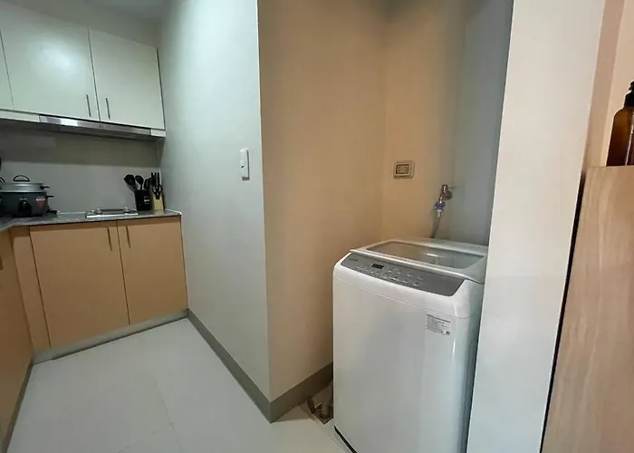 Tropical 1br Uptown Parksuites Bgc, 200mbps Smart Tv Apartment Manila