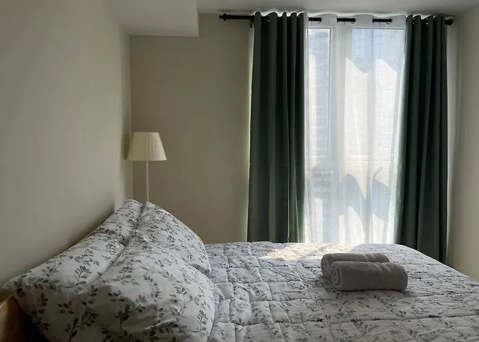 Tropical 1br Uptown Parksuites Bgc, 200mbps Smart Tv *