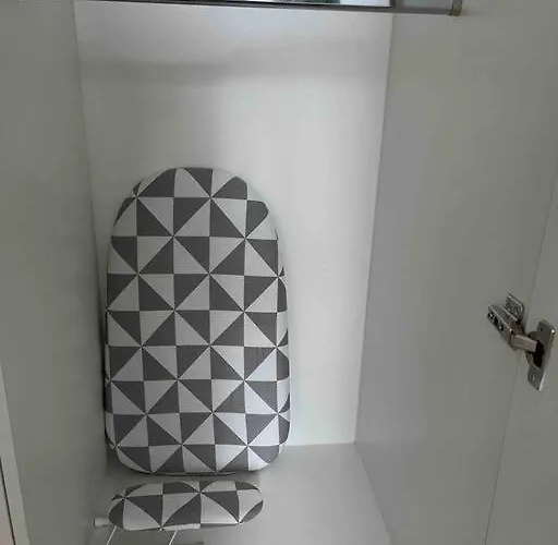 Tropical 1br Uptown Parksuites Bgc, 200mbps Smart Tv * Manila
