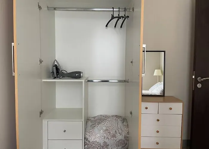 Tropical 1br Uptown Parksuites Bgc, 200mbps Smart Tv Apartment Manila