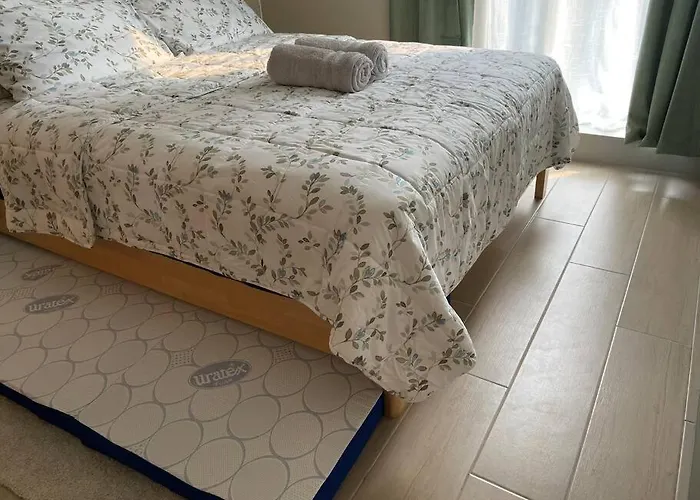 Tropical 1br Uptown Parksuites Bgc, 200mbps Smart Tv Apartment