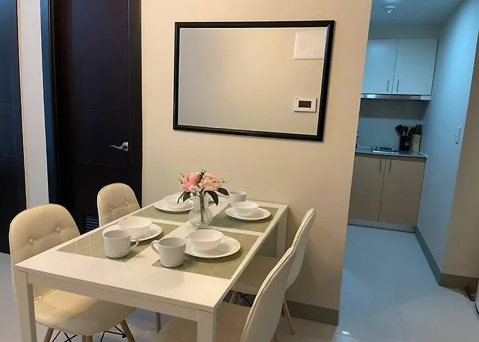 Tropical 1br Uptown Parksuites Bgc, 200mbps Smart Tv Apartment *