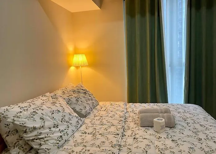 Tropical 1br Uptown Parksuites Bgc, 200mbps Smart Tv * Manila