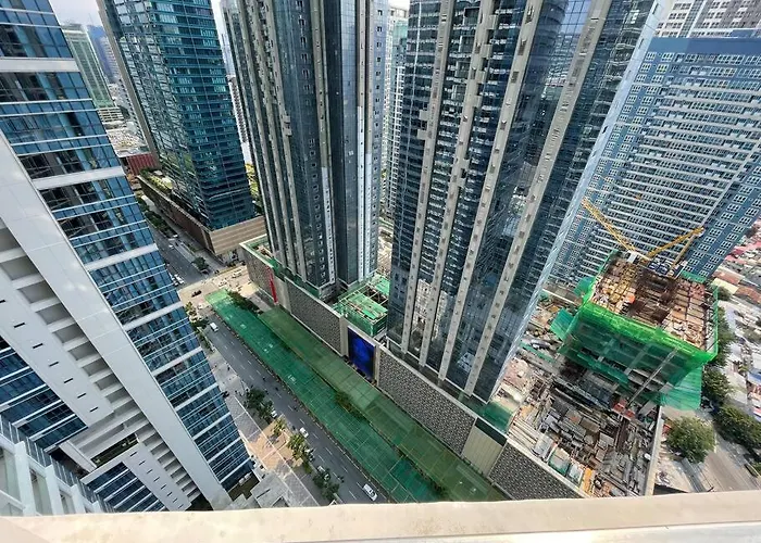 Tropical 1br Uptown Parksuites Bgc, 200mbps Smart Tv Apartment Manila