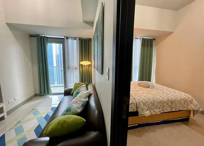 Tropical 1br Uptown Parksuites Bgc, 200mbps Smart Tv